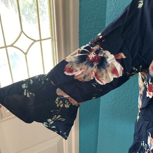 MUST BUNDLE: Bon Ami | Women’s Floral Bell Sleeve V-Neck Blouse - Picture 3 of 6